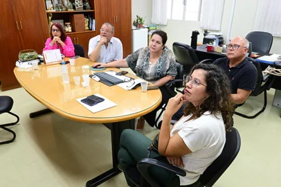A Deputada Denise Pessôa PT-RS entregou na tarde desta terça-feira, 13, uma emenda parlamentar ao Hospital Virvi Ramos, em Caxias do Sul. A verba será destinada para a compra de um mamógrafo para o atendimento SUS do hospital. "Temos compromisso com o fortalecimento do SUS e a saúde da mulher. O câncer de mama é muito agressivo e o diagnóstico antecipado salva vidas", reforçou.Já a Vereadora Rose Frigeri, parceira da destinação da emenda, agradeceu o valor destinado pela Deputada. "O melhor tratamento para o câncer de mama é a prevenção. A emenda ajudará muitas mulheres de Caxias do Sul e região", afirmou.Durante o encontro desta tarde, a Diretora do Hospital Virvi Ramos, Cleciane Doncatto Simsen, apresentou o projeto da maternidade do hospital. Ela agradeceu a Deputada e a Vereadora pela destinação da verba. "Sabemos da importância desse equipamento para a região. Cada vez mais tem aumentado o número de casos de câncer de mama na região e o diagnóstico precoce aumenta muito a expectativa de vida", afirmou.<!-- NICAID(15678254) -->