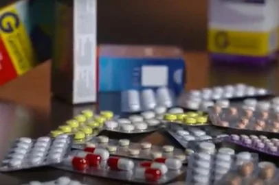 Laboratórios farmacêuticos pagam comissões de até 30% e até viagens internacionais a balconistas de redes de farmácias para que indiquem medicamentos e vitaminas aos clientes. A revelação foi feita pelo Fantástico em reportagem especial produzida pela RBS TV.<!-- NICAID(14784524) -->