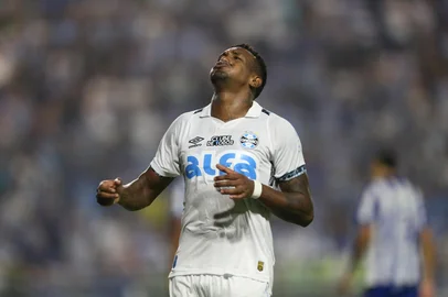 COPA DO BRASIL 2025, CSA X GREMIOAL - COPA DO BRASIL 2025, CSA X GRÊMIO - ESPORTES - AL - MACEIÓ - 30/04/2025 - COPA DO BRASIL 2025, CSA X GRÊMIO - Lance durante a partida entre CSA e Grêmio no Estádio Rei Pelé em Maceió (AL), válida pela Copa do Brasil 2025. 30/04/2025 - Foto: MARLON COSTA/AGIF - AGÊNCIA DE FOTOGRAFIA/AGIF - AGÊNCIA DE FOTOGRAFIA/ESTADÃO CONTEÚDOEditoria: ESPORTESLocal: MACEIÓIndexador: MARLON COSTAFotógrafo: AGIF - AGÊNCIA DE FOTOGRAFIA<!-- NICAID(16027998) -->