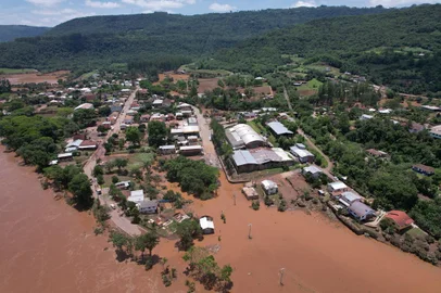 SANTA TEREZA, RS, BRASIL, 19/11/2023. Cidade é alagada novamento após elevação do Rio Taquari. Vistas aéreas. (Porthus Junior/Agência RBS)<!-- NICAID(15601832) -->