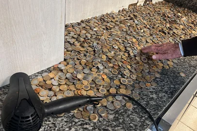 Moedas na confeitaria Colombo, no Mercado Público<!-- NICAID(15792123) -->
