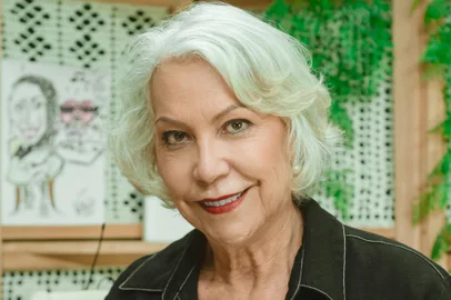 Nesta quarta-feira (25), a decoradora e empresária Maria Clara Lain lança seu primeiro livro Laços com a Poesia. A caxiense autografa a obra das 19h30 às 22h, no Quinta São Luiz, em Caxias do Sul. A inspiração para os poemas surgiu de pensamentos, sentimentos e situações cotidianas vividas por Maria Clara. <!-- NICAID(15874560) -->