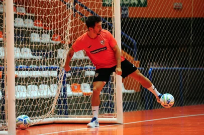 CARLOS BARBOSA, RS, BRASIL, 22/03/2023. Treino da ACBF no Centro Municipal de Eventos Sérgio Luiz Guerra, em Carlos Barbosa. A ACBF está se preparando para a estreia na Liga Nacional de Futsal 2023. Na foto, ala Mithyuê. (Porthus Junior/Agência RBS)Indexador:                                 <!-- NICAID(15382811) -->