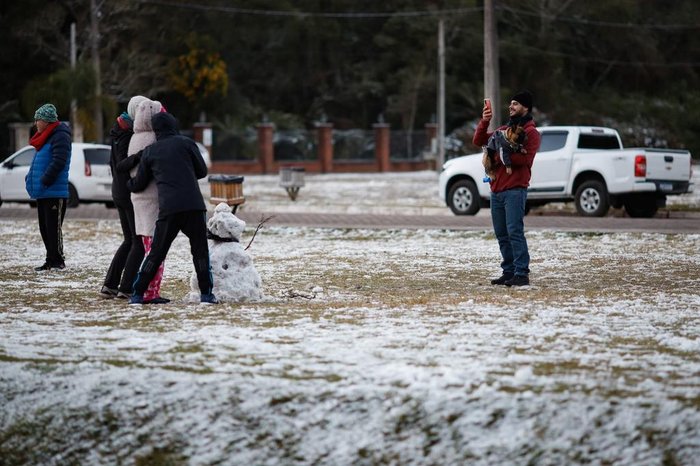 Turistas foram em busca de neve em São Francisco de Paula
