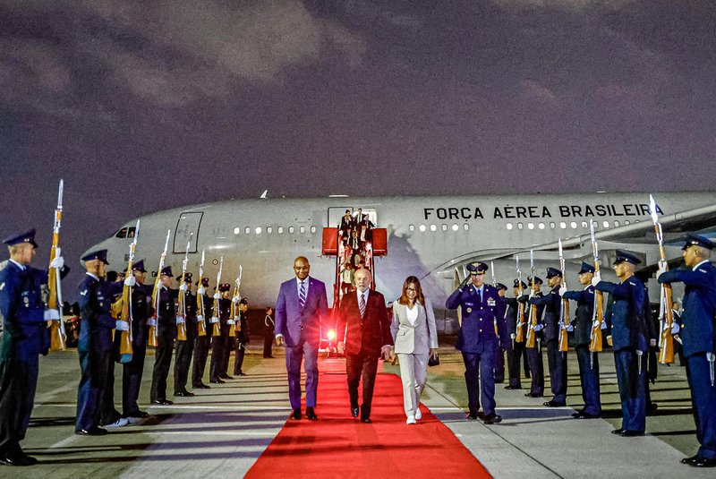 16.04.2024 - Presidente da RepÃºblica, Luiz InÃ¡cio Lula da Silva e a Primeira-dama, Janja Lula da Silva, durante a chegada a BogotÃ¡, no Aeroporto Internacional El Dorado. BogotÃ¡ - ColÃ´mbia.â¨â¨Foto: Ricardo Stuckert / PR<!-- NICAID(15737016) -->