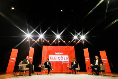 PORTO ALEGRE, RS, BRASIL, 06-08-2026: Debate com os principais candidatos ao governo do Rio Grande do Sul promovido pela Rádio Gaúcha no Teatro da Pucrs. Participam Gabriel Souza (MDB), Juliana Brizola (PDT), Luciano Zucco (PL) e Marcelo Maranata (PSDB). Evento dá início à cobertura oficial do pleito estadual de 2026. Foto: Renan Mattos/ Grupo RBS<!-- NICAID(16341181) -->