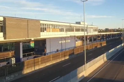 Usuários do Trensurb enfrentaram transtornos ao tentar usar o serviço na manhã deste sábado (27). Um problema na manutenção da sinalização durante a madrugada fez com que os trens precisassem transitar em via única entre as estações Fátima, em Canoas,e  Mercado, em Porto Alegre. Com isso, o intervalo entre as estações chegou a ser de 30 minutos, quando o normal para o horário seria de 12. Passageiros chegaram a relatar atrasos de 50 minutos. <!-- NICAID(16134055) -->