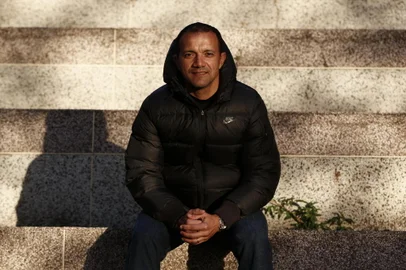 PORTO ALEGRE , RS, BRASIL, 17-07-2017. Matéria especial com ex-jogadores de futebol nascidos em outros Estados e que escolheram Porto Alegre para morar.Iarley, ex meia atacante do Inter, hoje trabalha no clube e há dois anos vive na cidade com a esposa e os dois filhos. Na foto, ele enquanto espera os filhos João Pedro, 12, e João Victor, 8, no colégio em frente ao Beira-Rio. (CARLOS MACEDO/AGÊNCIA RBS)<!-- NICAID(13036150) -->