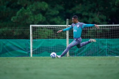 Treino do Juventude para o jogo contra o Ceará, pela terceira rodada do Brasileirão. Na foto, o volante Caíque.<!-- NICAID(16013393) -->
