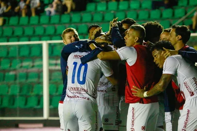 Caxias enfrenta o Figueirense na foto o meia Tomas Bastos<!-- NICAID(16030747) -->