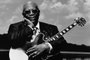 B.B. King, guitarrista icônico do blues, será homenageado pela 14ª edição do Mississippi Delta Blues Festival, através de parceria com o B.B. King Musem and Delta Interpretative Center. A fundação sediada em Indianola, no Mississippi, preserva o legado do músico falecido em 2015.   <!-- NICAID(15607824) -->