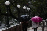 PORTO ALEGRE, RS, BRASIL, 09-12-2025: CLIMA. Chuva e rajadas de vento por influência de ciclone extratropical que passa pelo estado em direção ao Oceano Atlântico. O fenômeno tem características e dimensão incomuns para o período no Rio Grande do Sul. Foto: Jonathan Heckler/Agência RBS<!-- NICAID(16183273) -->