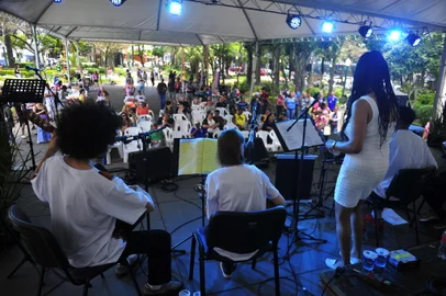 CAXIAS DO SUL, RS, BRASIL, 26/11/2022. Aquele que traz felicidade, um encontro precioso. É com essa aura que ocorre o Festival Abayomi - Encontro Precioso, ao longo deste sábado (27), na Praça Dante Alighieri. O evento é o ápice da Temporada da Cultura Negra de Caxias do Sul, promovida pela prefeitura da cidade, com intuito de destacar o mês da Consciência Negra. (Porthus Junior/Agência RBS)<!-- NICAID(15277519) -->