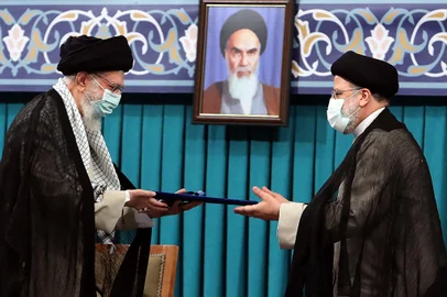 Uma foto fornecida pelo escritório do líder supremo do Irã, aiatolá Ali Khamenei, em 3 de agosto de 2021, mostra-o (L) durante a cerimônia de posse de Ebrahim Raisi (R) como presidente, no escritório de Khamenei na capital Teerã. O retrato retrata o falecido fundador da República Islâmica, Aiatolá Ruhollah Khomeini. - O ultraconservador Raisi foi empossado como presidente do Irã, um país cujas esperanças de se livrar de uma terrível crise econômica dependem de reviver um acordo nuclear com potências mundiais. (Foto por - / KHAMENEI.IR / AFP) / === RESTRITO PARA USO EDITORIAL - CRÉDITO OBRIGATÓRIO "AFP PHOTO / HO / KHAMENEI.IR" - SEM COMERCIALIZAÇÃO SEM CAMPANHAS DE PUBLICIDADE - DISTRIBUÍDO COMO UM SERVIÇO AOS CLIENTES ===<!-- NICAID(14852213) -->