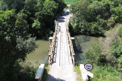 Ligação de Nova Prata com André da Rocha pela BR-470 ganhará nova ponte. Travessia atuará em substituição a atual ponte de madeira e aço sobre alvenaria de pedras (foto). Essa passagem tem 29 metros de extensão e permite o tráfego de um sentido por vez, com restrições de peso. <!-- NICAID(16239480) -->