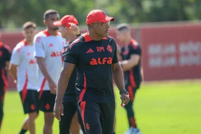 Roger no treino do Inter