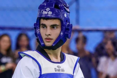 Grande esperança brasileira de medalhas na renovação da seleção de taekwondo, o jovem Cauã Batista Gomes Este, de apenas 18 anos, morreu na noite de terça-feira (24) após uma semana internado no Rio de Janeiro. A causa da morte não foi divulgada.<!-- NICAID(16232335) -->