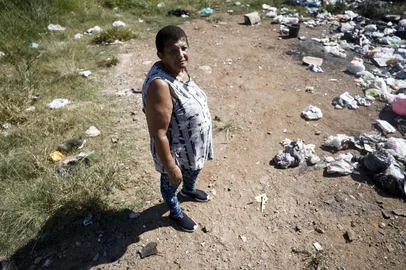 PORTO ALEGRE, RS, BRASIL - 2025.03.25 - Fotos para reportagem especial sobre residências do Minha Casa que estão com construção incompleta, atrasada e até abandonada. Na foto: Dona Mara Regina de Andrade no local onde morava, no bairro Cristal. Foi retirada de casa, recebe R$600 para o alguel social, e a casa prometida nunca chegou. (Foto: André Ávila/ Agência RBS)Indexador: Andre Avila<!-- NICAID(16006951) -->