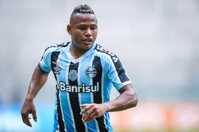 RS - FUTEBOL/CAMPEONATO BRASILEIRO 2022/GREMIO X GUARANI - ESPORTES - Lance da partida entre Gremio e Guarani disputada na tarde desta quinta-feira, na Arena do Gremio, em partida valida pela Campeonato Brasileiro 2022. FOTO: LUCAS UEBEL/GREMIO FBPANa foto: Campaz<!-- NICAID(15651622) -->