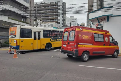 Mulher de 71 anos morre após ser atropelada por ônibus no centro de Bento Gonçalves <!-- NICAID(15931917) -->