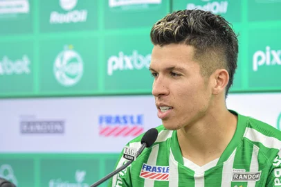 O Juventude apresentou o meia Bruno Nazário, 27 anos. O jogador chega com contrato de empréstimo com o Verdão até o final da temporada. <!-- NICAID(15151813) -->