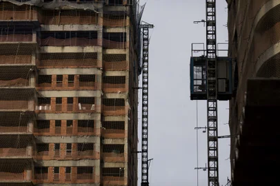PORTO ALEGRE, RS, BRASIL, 19.03.2024: Prédio em obras na Av. Nilo Pecanha para a matéria sobre mercado da construcão civil. Foto: Camila Hermes/Agencia RBS<!-- NICAID(15710159) -->