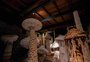 Exposição com cogumelos de tricô gigantes dá vida a novo centro cultural em Farroupilha