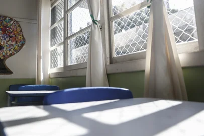 PORTO ALEGRE, RS, BRASIL - 2025.02.25 - Com nova onda de calor, volta o debate sobre aulas acontecerem mesmo com altas temperaturas. Na escola estadual Cândido Portinari muitas salas não têm ar condicionado, tendo apenas ventilador de teto. A direção comprou de forma emergencial 10 pequenos ventiladores para distribuir em salas de aula que recebem cerca de 30 alunos cada. (Foto: André Ávila/ Agência RBS)Indexador: Andre Avila<!-- NICAID(15983330) -->