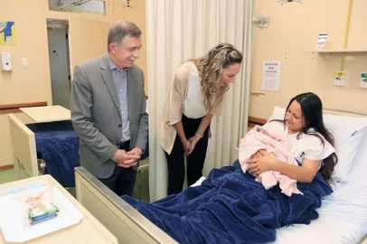 O Prefeito Adiló Didomenico e a secretária municipal da Saúde, Daniele Meneguzzi, visitaram nesta quinta-feira (04/01), a maternidade que é mantida pelo Município no Hospital Pompéia. O serviço está sob responsabilidade da Prefeitura desde o dia 1º de janeiro.O chefe do Executivo e a secretária conversaram com as equipes e com uma das primeiras mães a dar à luz nesse novo momento da maternidade. Deisiane dos Santos Dzesigaleski, 26 anos, chegou ao Pompéia por volta de 3h desta quinta e a filha Maria Luiza nasceu às 7h05, de parto normal, com 3,4 quilos. Ela mora no bairro Serrano e também é mãe de Emanuelly, quatro anos.<!-- NICAID(15642065) -->