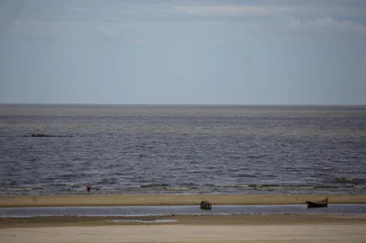 RIO GRANDE, RS, BRASIL - 07.01.2021 -  Imagens da Praia da Capilha, praia de água doce na Lagoa Mirim, localizada no 4o distrito do Taim, no sul do estado. (Foto: Jefferson Botega/Agencia RBS)Indexador: Jefferson Botega<!-- NICAID(14686193) -->