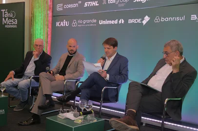 Presidente da Brasoja, Antonio Sartori, secretário da Recostrução, Pedro Capeluppi, presidente em exercício da Federasul, Rafael Goelzer, e prefeito Sebastião Melo em painel sobre possíveis impactos do El Niño no campo e na cidade<!-- NICAID(16294535) -->