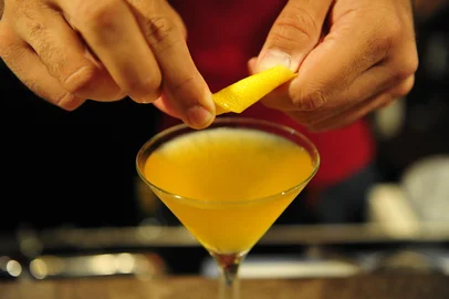 PORTO ALEGRE, RS, BRASIL, 24-02-2015: Receita do drink Safron Martini. Pauta sobre drinks com Gin no Capone Drinkeria, para o caderno Gastrô por Destemperados (FOTO FÉLIX ZUCCO/AGÊNCIA RBS, Editoria Destemperados).<!-- NICAID(11220476) -->