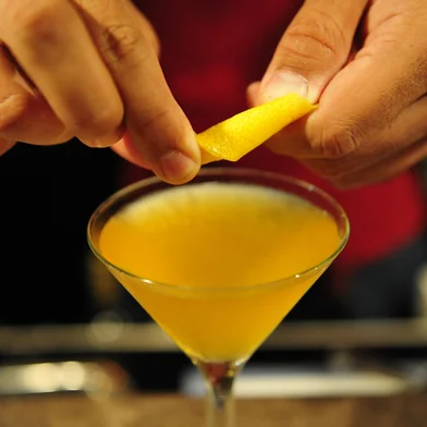 PORTO ALEGRE, RS, BRASIL, 24-02-2015: Receita do drink Safron Martini. Pauta sobre drinks com Gin no Capone Drinkeria, para o caderno Gastrô por Destemperados (FOTO FÉLIX ZUCCO/AGÊNCIA RBS, Editoria Destemperados).<!-- NICAID(11220476) -->