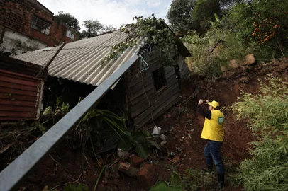 Porto Alegre, RS, Brasil - Áreas de risco na capital. Fncionários da Defesa Civil e do DEMHAB, da prefeitura, visitam áreas que estão comprometidas. Nas imagem Beco do Guajuviras.Indexador: GZH<!-- NICAID(15462275) -->