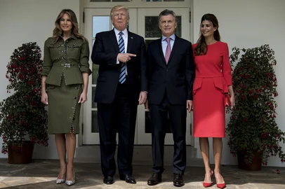 (L-R)US First Lady Melania Trump, US President Donald Trump, Argentina's President Mauricio Macri, and Argentina's First Lady Juliana Awada pose outside the West Wing of the White House April 27, 2017 in Washington, DC. / AFP PHOTO / Brendan Smialowski<!-- NICAID(12878906) -->