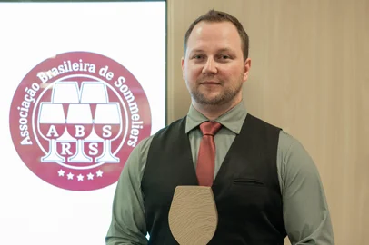 César Silvestro / Divulgação Gustavo Buske, melhor sommelier do RS 2026. <!-- NICAID(16284534) -->