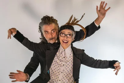 Hique Gomez e Simone Rasslan no espetáculo A Sbornia Kontratracka.Foto de 2019.<!-- NICAID(14747188) -->