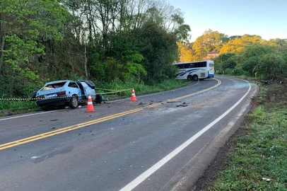 Quatro pessoas morrem em acidente entre carro e ônibus na RS-404, em Rondinha<!-- NICAID(16034713) -->