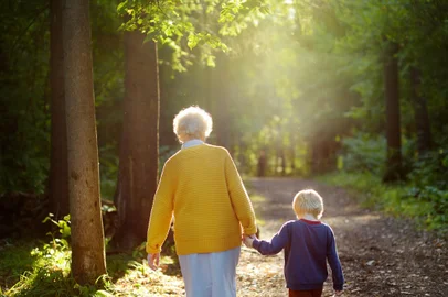 Elderly grandmother and her little grandchild walking together in sunny summer park. Grandma and grandson.*A PEDIDO DE GIOVANNA BATISTA* Elderly grandmother and her little grandchild walking together in sunny summer park. Grandma and grandson. Two generations of family. - Foto: Maria Sbytova/stock.adobe.comIndexador: Maria SbytovaFonte: 303961925<!-- NICAID(15158939) -->