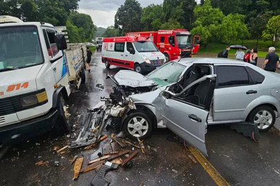 Homem fica ferido em acidente entre carro e caminhão na RS-444, em Bento Gonçalves<!-- NICAID(16205649) -->