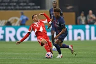 ATLANTA, GEORGIA - JULY 05: Jamal Musiala #42 of FC Bayern Munchen battles for possession with Desire Doue #14 of Paris Saint-Germain during the FIFA Club World Cup 2025 quarter-final match between Paris Saint-Germain and FC Bayern München at Mercedes-Benz Stadium on July 05, 2025 in Atlanta, Georgia.   Buda Mendes/Getty Images/AFP (Photo by Buda Mendes / GETTY IMAGES NORTH AMERICA / Getty Images via AFP)<!-- NICAID(16074064) -->