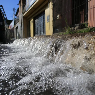 PORTO ALEGRE, RS, BRASIL, 21-01-2026: Vazamento de água. Adutora se rompe na Lomba do Pinheiro, próximo a parada 11, deixando moradores sem água por três dias.  Foto: Ronaldo Bernardi/Agência RBS<!-- NICAID(16208023) -->