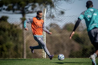 Juventude realiza treino no CT alviverde na preparação para volta do Brasileirão. Na foto, meia Nenê<!-- NICAID(16074880) -->