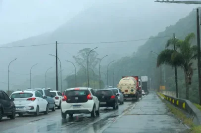 Chuva intensa leva ao bloqueio preventivo da BR-101 no Morro dos Cavalos, em Palhoça<!-- NICAID(16014817) -->