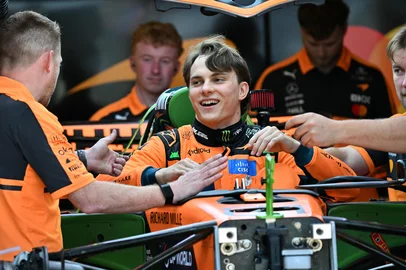 McLarens Australian driver Oscar Piastri inspects his car with team mechanics ahead of the Formula One Australian Grand Prix at Melbournes Albert Park on March 5, 2026. (Photo by Paul Crock / AFP) / -- IMAGE RESTRICTED TO EDITORIAL USE - STRICTLY NO COMMERCIAL USE --<!-- NICAID(16238711) -->