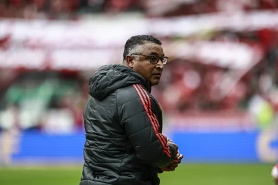 PORTO ALEGRE, RS, BRASIL, 12-07-2025: Internacional x Vitória. Em partida válida pela 13ª rodada do Campeonato Brasileiro, o Internacional recebe no Beira Rio a equipe do Vitória. O time do técnico Roger Machado tentar sair da zona de rebaixamento após parada devido ao Mundial de Clubes. Técnico, Roger Machado. Foto: André Ávila/Agência RBSIndexador: Andre Avila<!-- NICAID(16079251) -->