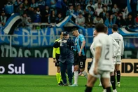 PORTO ALEGRE, RS, BRASIL, 23-08-2025: Grêmio X Ceará. Em noite fria e com chuva, torcida começa a comparecer para jogo na arena válido pela 21ª rodada do Brasileirão, entre Grêmio e Ceará. Foto: André Ávila/Agência RBSIndexador: Andre Avila<!-- NICAID(16108515) -->