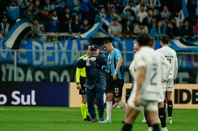PORTO ALEGRE, RS, BRASIL, 23-08-2025: Grêmio X Ceará. Em noite fria e com chuva, torcida começa a comparecer para jogo na arena válido pela 21ª rodada do Brasileirão, entre Grêmio e Ceará. Foto: André Ávila/Agência RBSIndexador: Andre Avila<!-- NICAID(16108515) -->