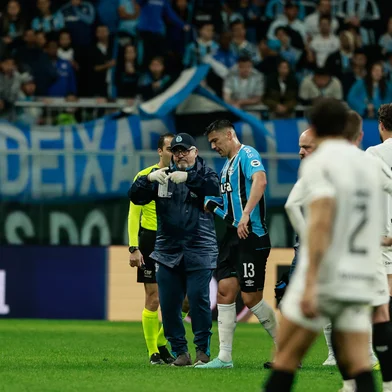 PORTO ALEGRE, RS, BRASIL, 23-08-2025: Grêmio X Ceará. Em noite fria e com chuva, torcida começa a comparecer para jogo na arena válido pela 21ª rodada do Brasileirão, entre Grêmio e Ceará. Foto: André Ávila/Agência RBSIndexador: Andre Avila<!-- NICAID(16108515) -->