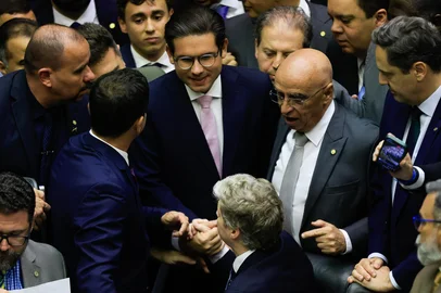 Motta retoma cadeira na Câmara: 'País deve estar em primeiro lugar e não projetos pessoais'DF - BOLSONARO/STF/OPOSIÇÃO/ONTEM - POLÍTICA - Após dois dias de obstrução protagonizada pela oposição na Câmara dos Deputados, o   presidente da Casa, Hugo Motta (c, em pé), retoma a cadeira para abrir a sessão   plenária proposta para a noite desta quarta-feira, 6, em Brasília. Houve   resistência por parte dos bolsonaristas que, inicialmente, não queiram deixar o   presidente iniciar os trabalhos. A sessão foi iniciada e encerrada após discurso   de Motta que deu um recado aos oposicionistas: "País deve estar em primeiro lugar   e não projetos pessoais".   06/08/2025 - Foto: WILTON JUNIOR/ESTADÃO CONTEÚDOEditoria: POLÍTICALocal: BRASÍLIAIndexador: WILTON JUNIORFonte: ESTADAO CONTEUDOFotógrafo: ESTADÃO CONTEÚDO<!-- NICAID(16097006) -->